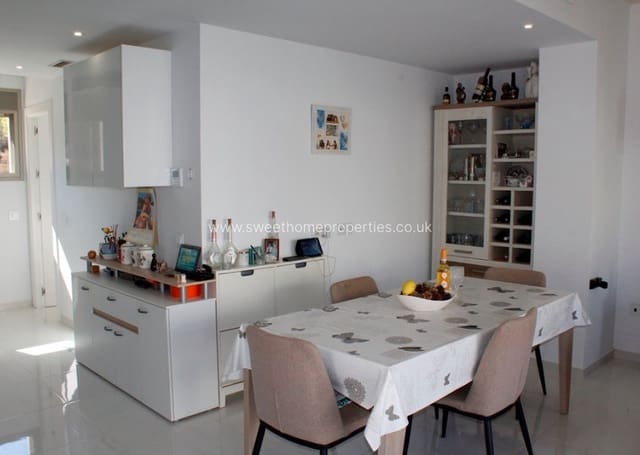 3 makuuhuone Huvila myytävänä paikassa San Miguel de Salinas mukana uima-altaan 
autotalli - 429 000 € (Ref: 9571709)