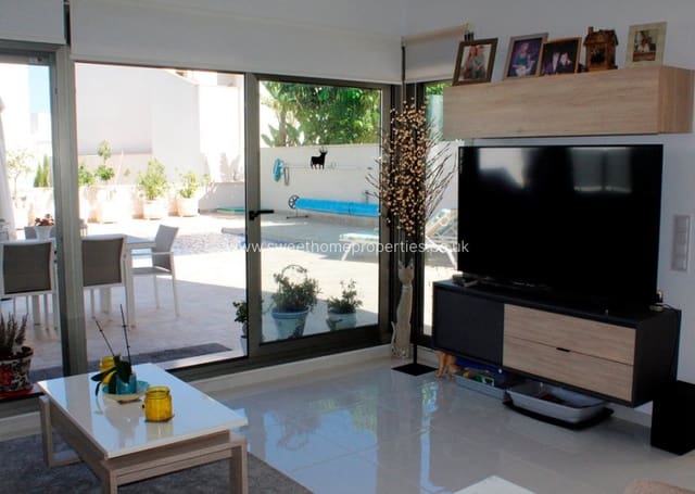 3 makuuhuone Huvila myytävänä paikassa San Miguel de Salinas mukana uima-altaan 
autotalli - 429 000 € (Ref: 9571709)