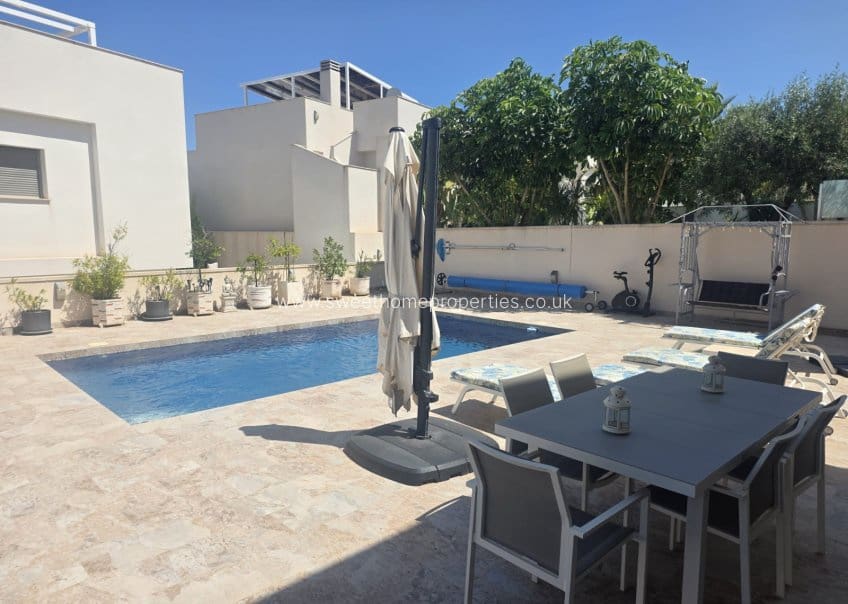 Chalet de 3 habitaciones en San Miguel de Salinas en venta con piscina garaje - 429.000 € (Ref: 9571709)