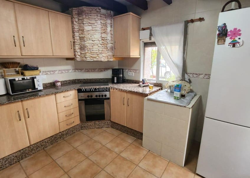 8 bedroom Villa for sale in La Canalosa with pool - € 157,000 (Ref: 9571722)