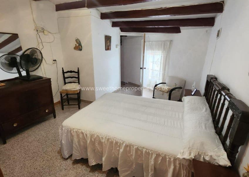 8 bedroom Villa for sale in La Canalosa with pool - € 157,000 (Ref: 9571722)