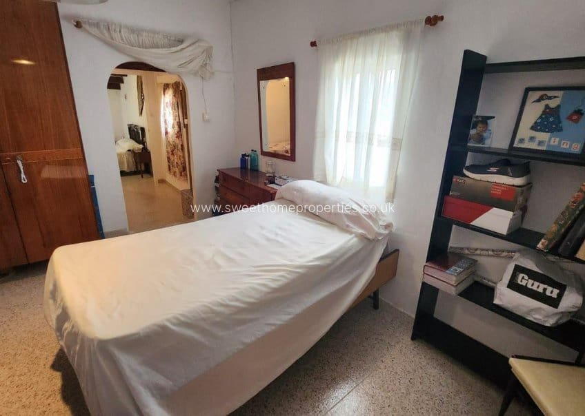 8 bedroom Villa for sale in La Canalosa with pool - € 157,000 (Ref: 9571722)