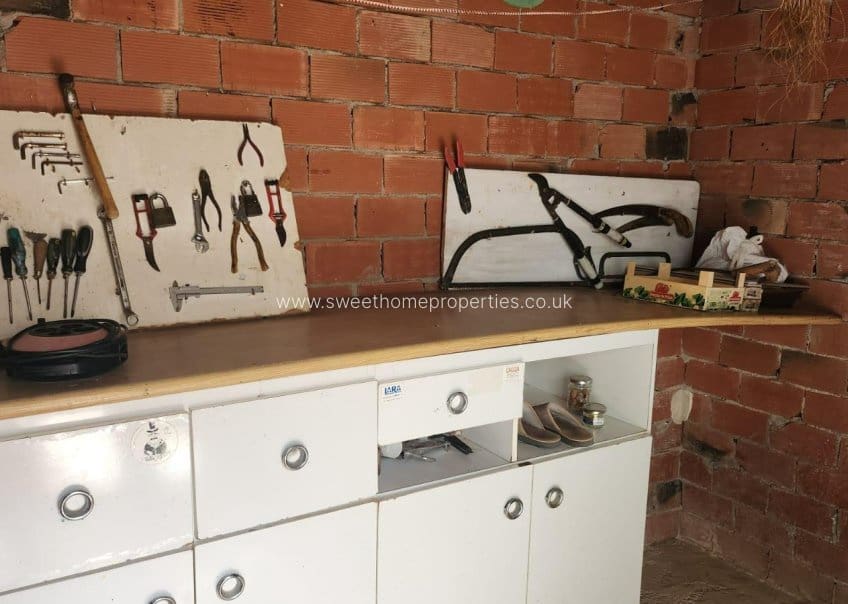 8 bedroom Villa for sale in La Canalosa with pool - € 157,000 (Ref: 9571722)