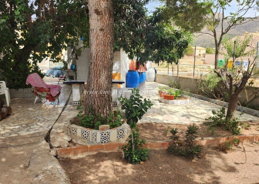 8 bedroom Villa for sale in La Canalosa with pool - € 157,000 (Ref: 9571722)