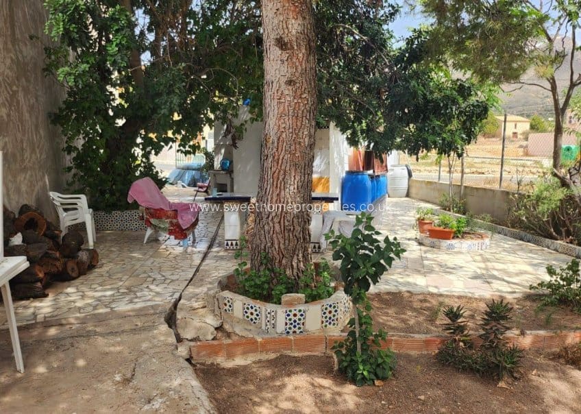 8 bedroom Villa for sale in La Canalosa with pool - € 157,000 (Ref: 9571722)