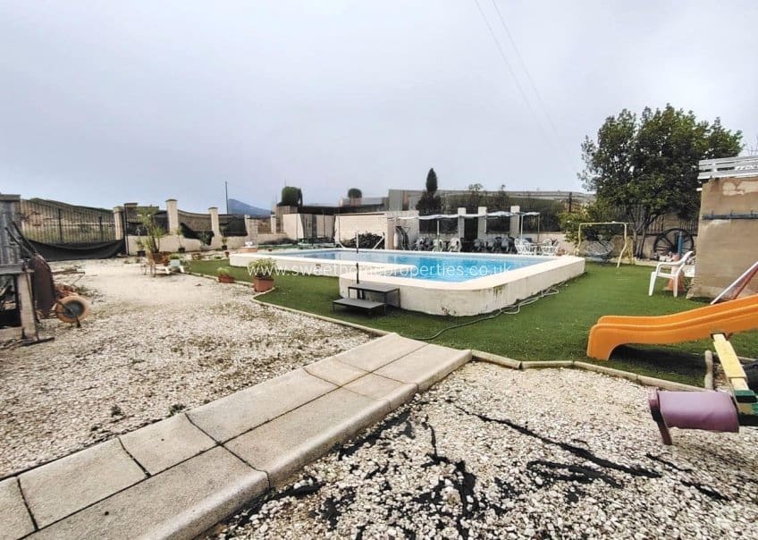 3 makuuhuone Maalaistalo myytävänä paikassa La Romana mukana uima-altaan 
autotalli - 177 000 € (Ref: 9583111)