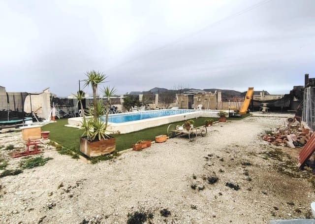 3 makuuhuone Maalaistalo myytävänä paikassa La Romana mukana uima-altaan 
autotalli - 177 000 € (Ref: 9583111)