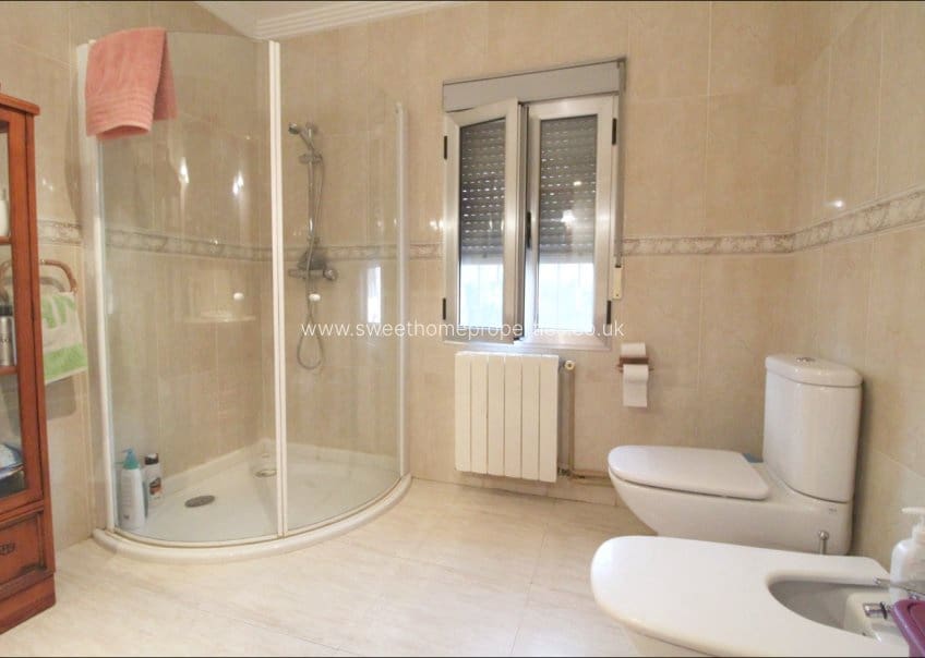 4 makuuhuone Maalaistalo myytävänä paikassa La Romana mukana uima-altaan 
autotalli - 350 000 € (Ref: 9585112)