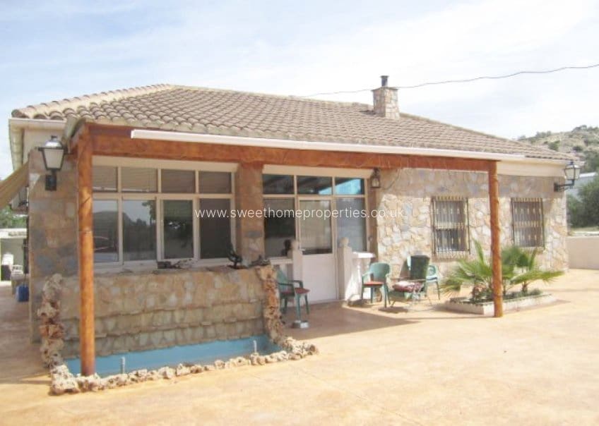 4 makuuhuone Maalaistalo myytävänä paikassa La Romana mukana uima-altaan 
autotalli - 350 000 € (Ref: 9585112)