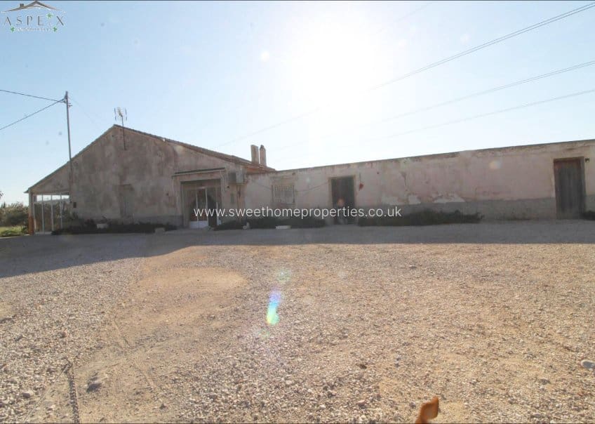 4 soveværelse Finca/Landehus til salg i La Hoya med swimmingpool garage - € 270.000 (Ref: 9585121)