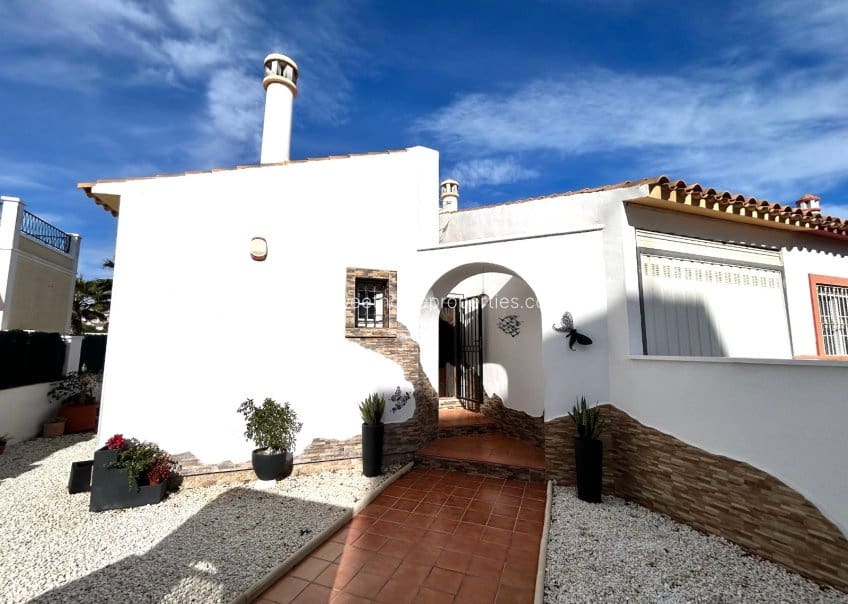 3 quarto Moradia para venda em Villamartin com piscina garagem - 359 500 € (Ref: 9646165)