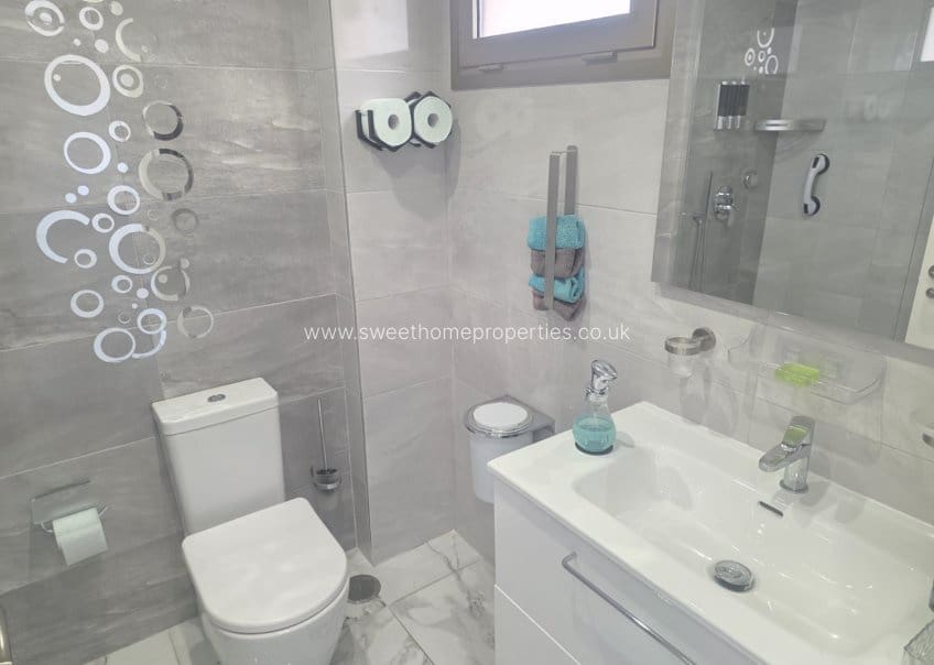 2 bedroom Apartment for sale in Villamartin with pool garage - € 315,000 (Ref: 9653164)