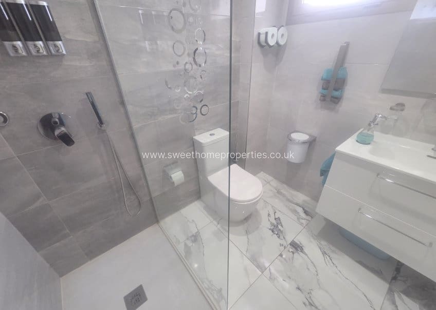 2 bedroom Apartment for sale in Villamartin with pool garage - € 315,000 (Ref: 9653164)