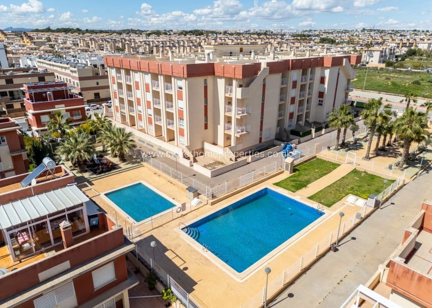 2 Zimmer Apartment zu verkaufen in Cabo Roig mit Pool - 186.500 € (Ref: 9665508)