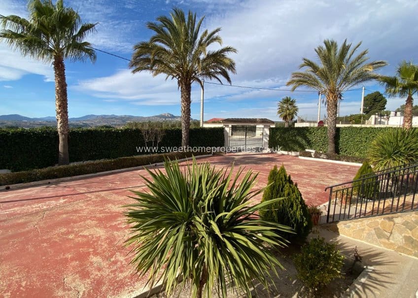 4 soveværelse Finca/Landehus til salg i Sax med swimmingpool garage - € 345.000 (Ref: 9715589)