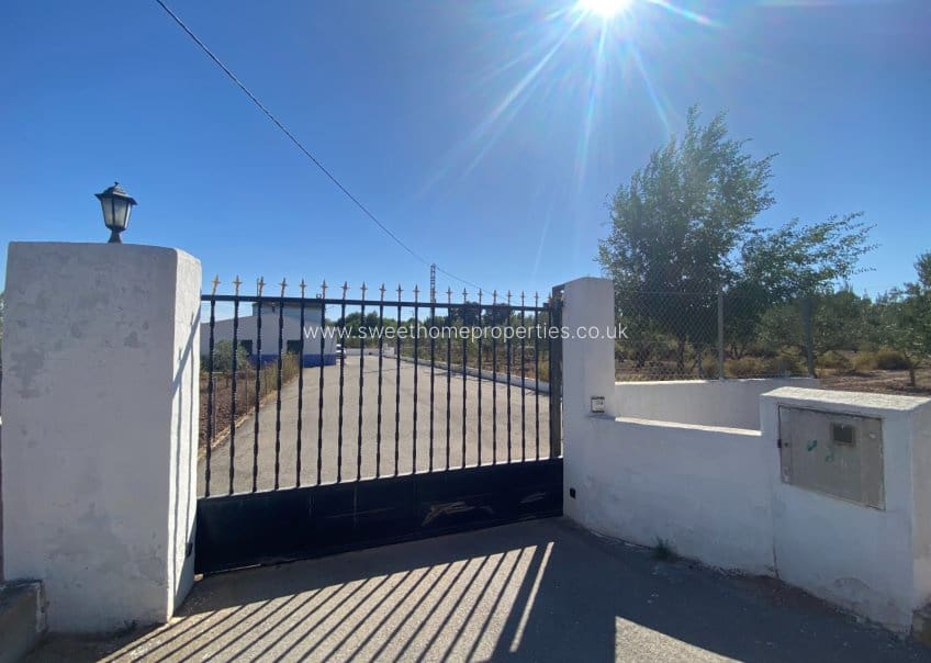 4 soveværelse Finca/Landehus til salg i Sax med swimmingpool garage - € 350.000 (Ref: 9715590)