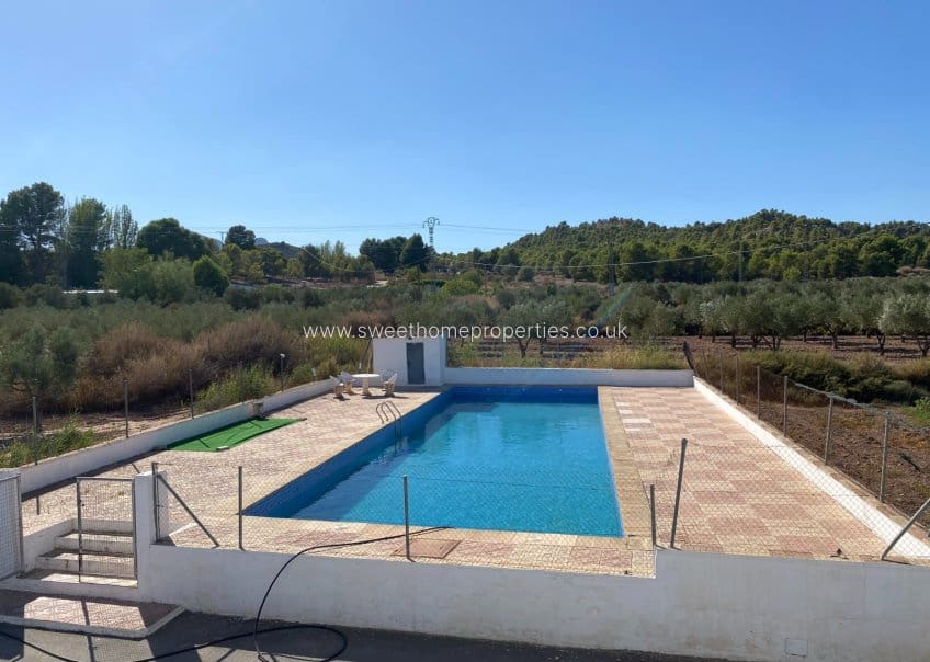 4 soveværelse Finca/Landehus til salg i Sax med swimmingpool garage - € 350.000 (Ref: 9715590)