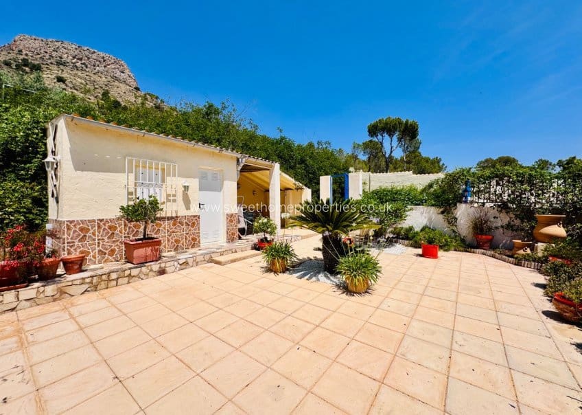 4 bedroom Villa for sale in Aspe with pool garage - € 395,000 (Ref: 9716622)