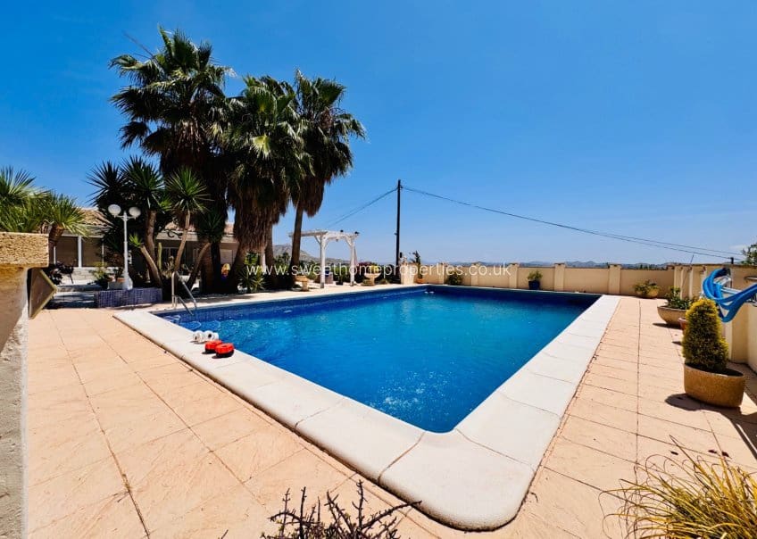 4 bedroom Villa for sale in Aspe with pool garage - € 395,000 (Ref: 9716622)