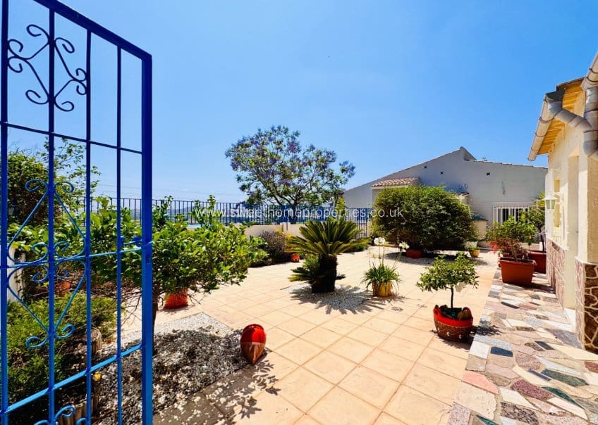4 bedroom Villa for sale in Aspe with pool garage - € 395,000 (Ref: 9716622)