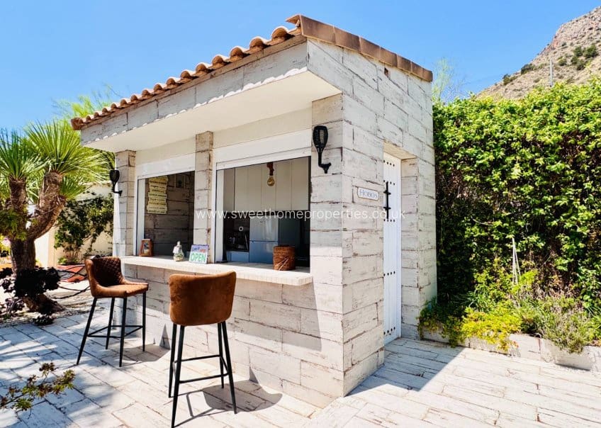 4 bedroom Villa for sale in Aspe with pool garage - € 395,000 (Ref: 9716622)