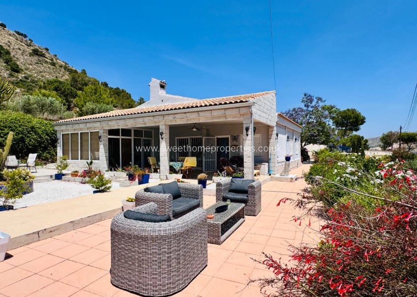 4 bedroom Villa for sale in Aspe with pool garage - € 395,000 (Ref: 9716622)