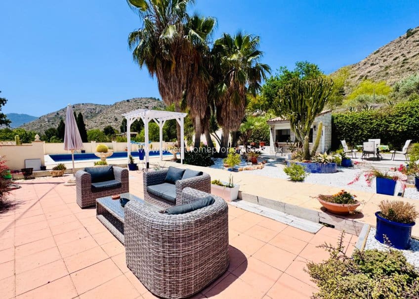 4 bedroom Villa for sale in Aspe with pool garage - € 395,000 (Ref: 9716622)