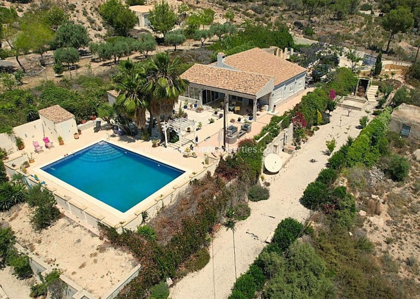 4 bedroom Villa for sale in Aspe with pool garage - € 395,000 (Ref: 9716622)