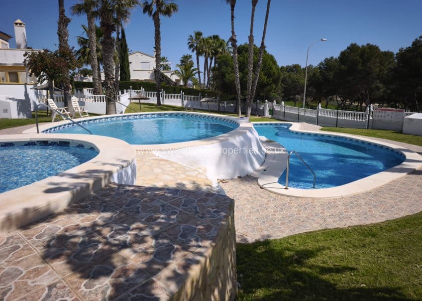 2 quarto Casa em Banda para venda em Villamartin com piscina - 229 000 € (Ref: 9730446)