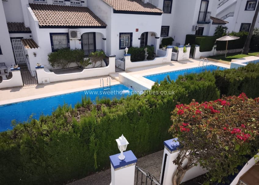 2 quarto Casa em Banda para venda em Villamartin com piscina - 229 000 € (Ref: 9730446)