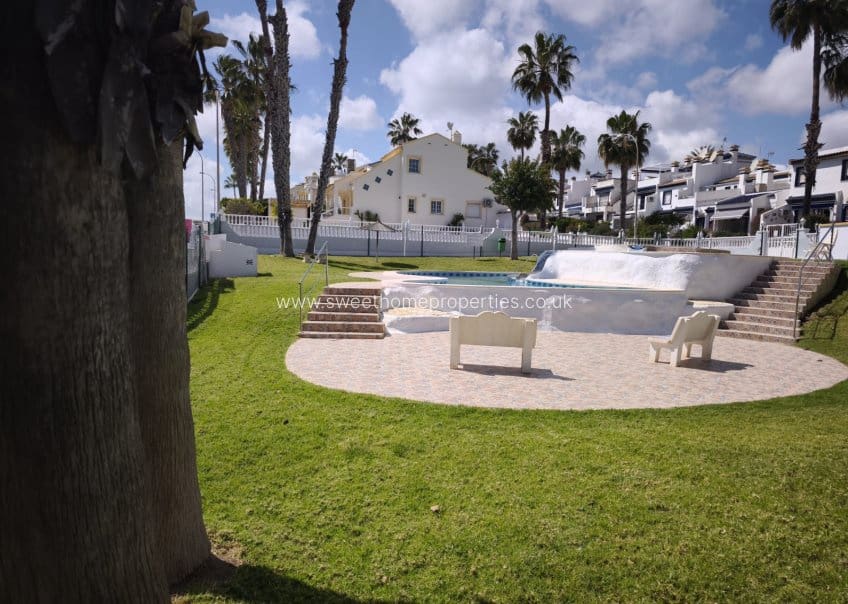 2 quarto Casa em Banda para venda em Villamartin com piscina - 229 000 € (Ref: 9730446)