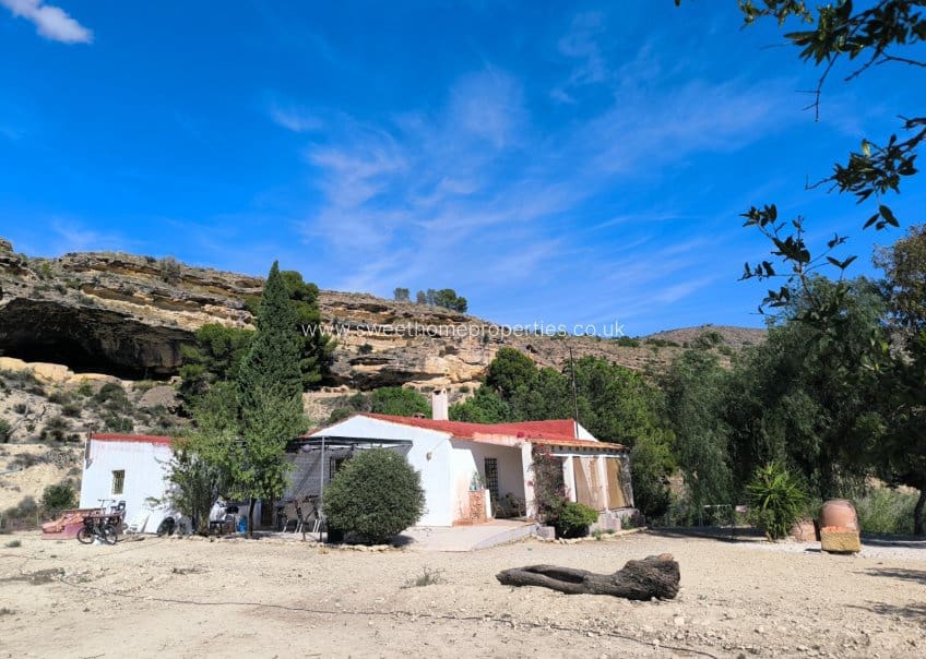 5 bedroom Finca/Country House for sale in Fortuna with pool - € 245,000 (Ref: 9733879)