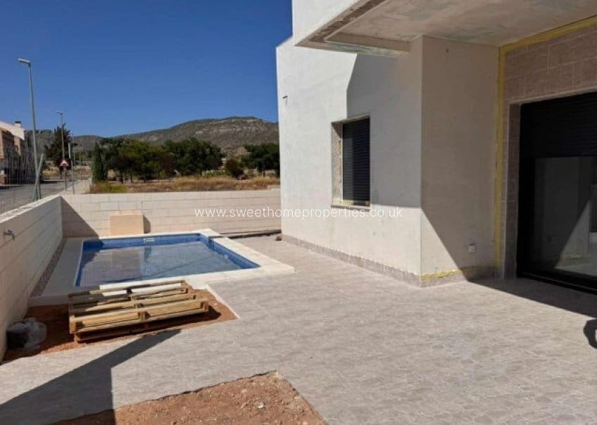 3 soverom Villa til salgs i La Romana med svømmebasseng garasje - € 270 000 (Ref: 9789743)