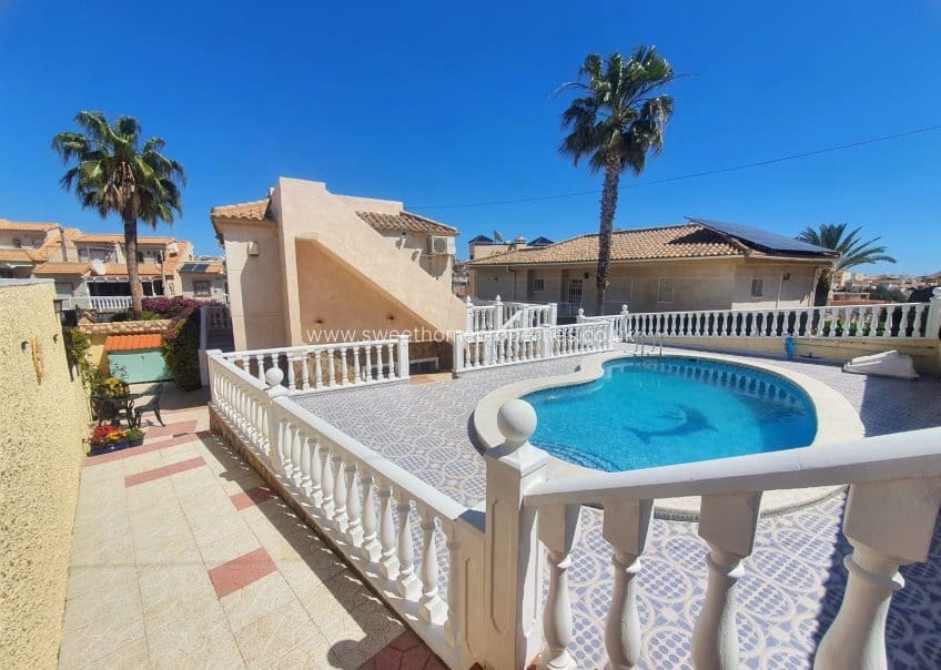 5 sypialnia Willa na sprzedaż w Villamartin z basenem garażem - 499 950 € (Ref: 9805668)