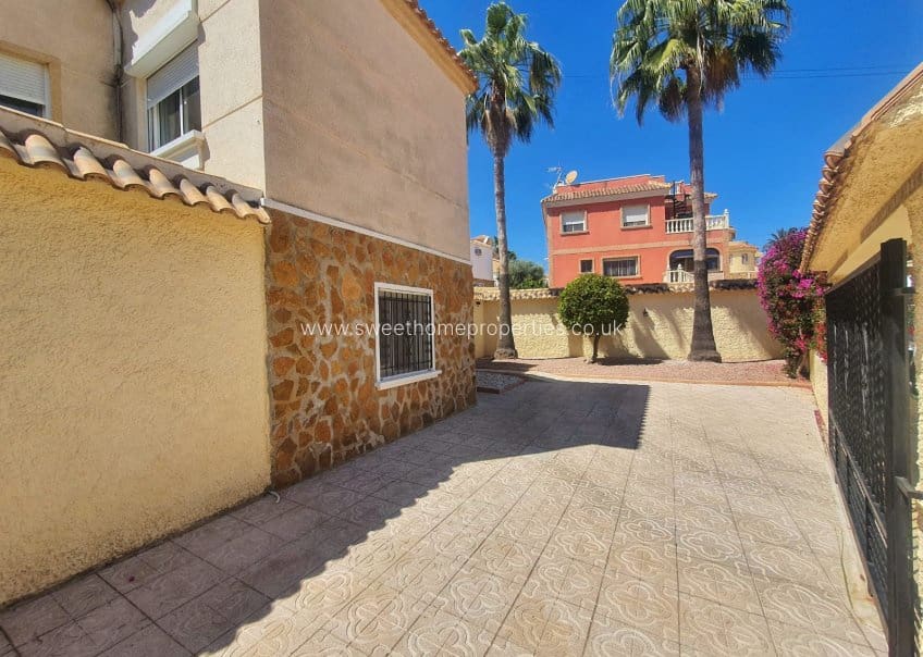 5 sypialnia Willa na sprzedaż w Villamartin z basenem garażem - 499 950 € (Ref: 9805668)