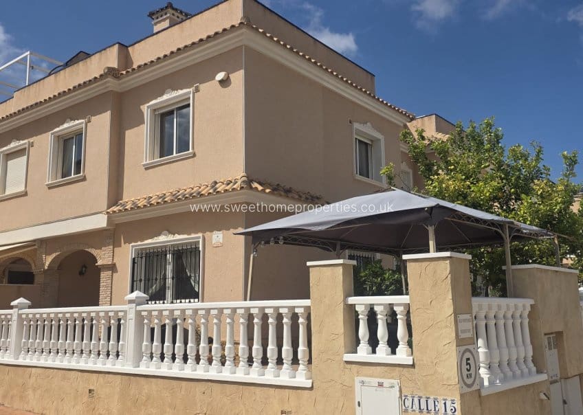 3 quarto Casa em Banda para venda em Villamartin com piscina garagem - 285 000 € (Ref: 9807392)