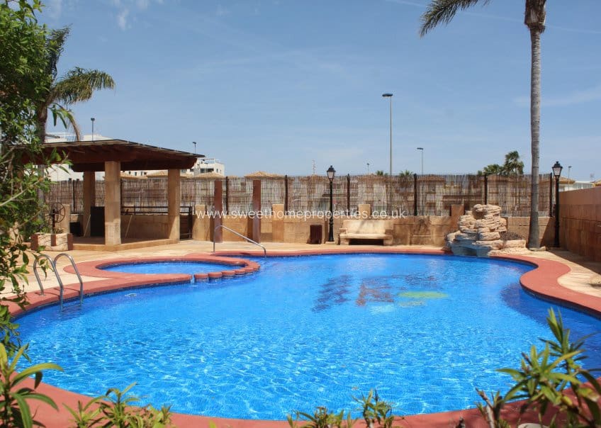 3 quarto Casa em Banda para venda em Villamartin com piscina garagem - 285 000 € (Ref: 9807392)