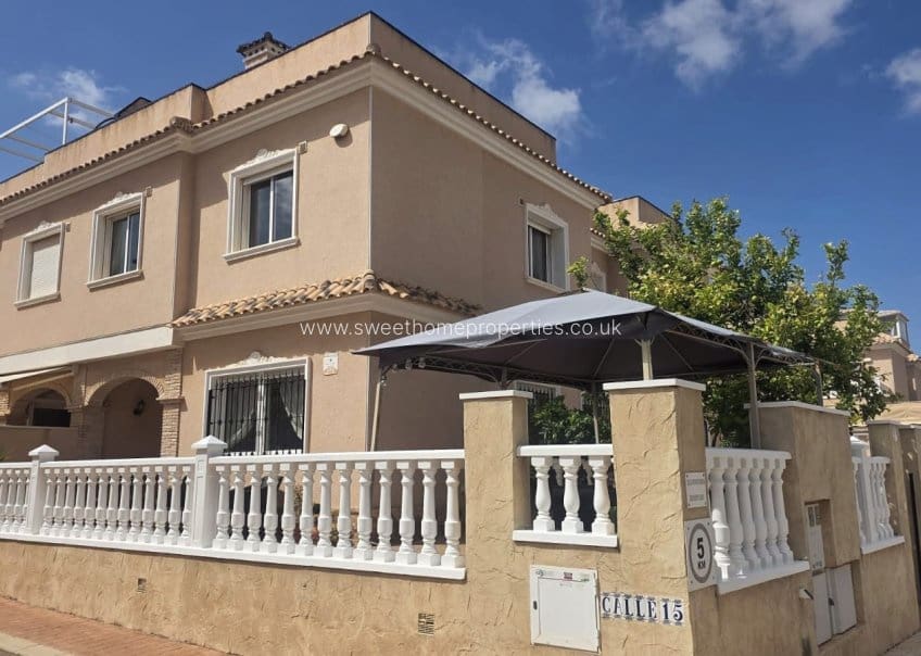 3 makuuhuone Omakotitalo myytävänä paikassa Villamartin mukana uima-altaan 
autotalli - 275 000 € (Ref: 9807392)