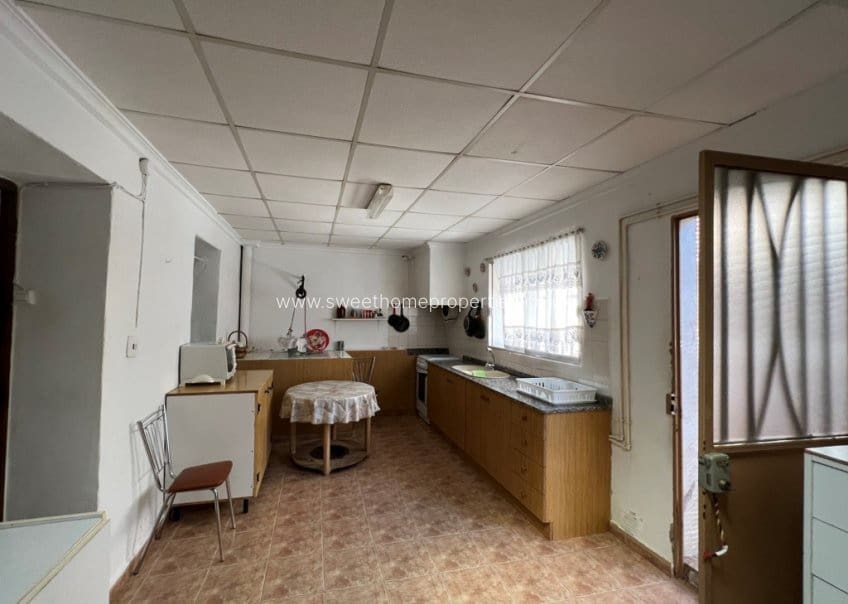 Casa de 5 habitaciones en Pinoso en venta - 83.000 € (Ref: 9809774)