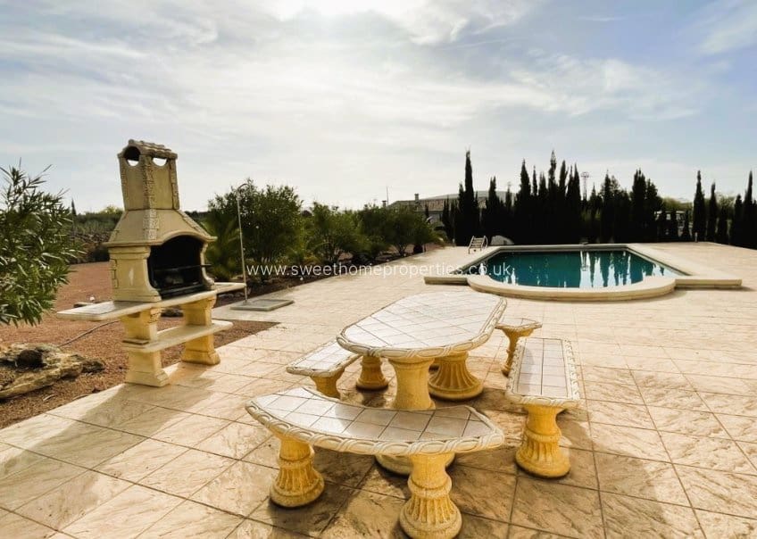 4 slaapkamer Finca/Landhuis te koop in Pinoso met zwembad garage - € 300.000 (Ref: 9810368)