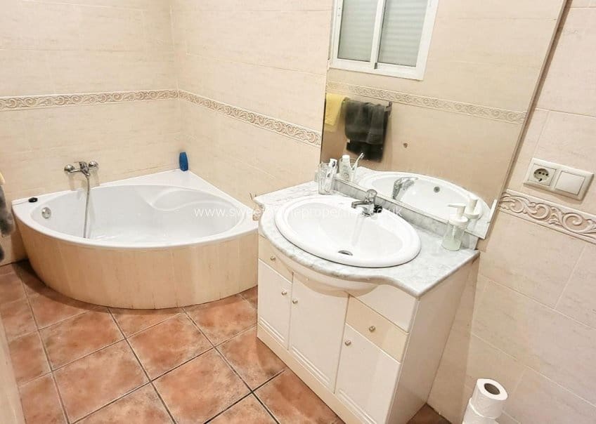 4 sypialnia Finka/Dom wiejski na sprzedaż w La Romana z basenem garażem - 345 000 € (Ref: 9815003)