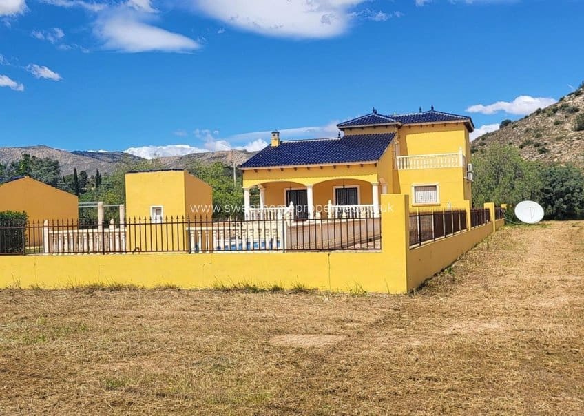 4 sypialnia Finka/Dom wiejski na sprzedaż w La Romana z basenem garażem - 345 000 € (Ref: 9815003)