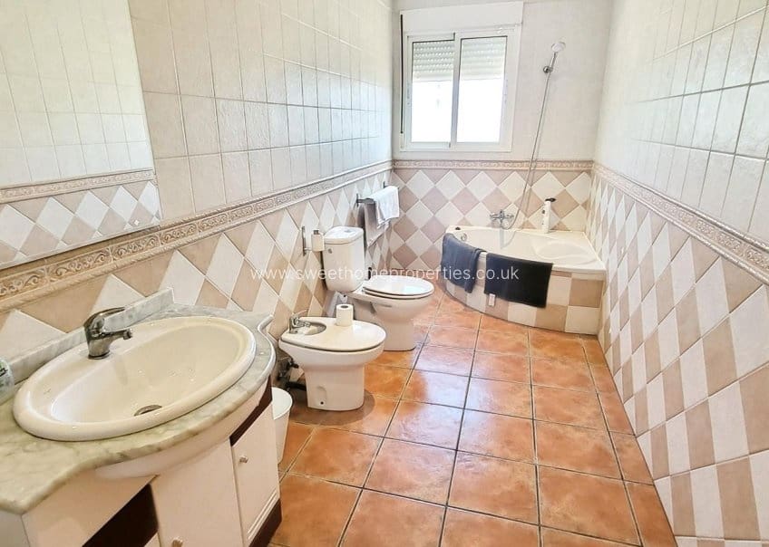 4 sypialnia Finka/Dom wiejski na sprzedaż w La Romana z basenem garażem - 345 000 € (Ref: 9815003)