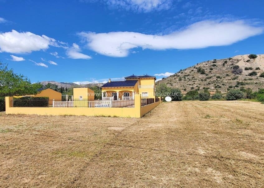 4 sypialnia Finka/Dom wiejski na sprzedaż w La Romana z basenem garażem - 345 000 € (Ref: 9815003)