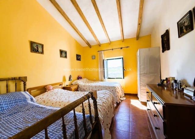 4 bedroom Finca/Country House for sale in Pinoso with pool - € 220,000 (Ref: 9830415)