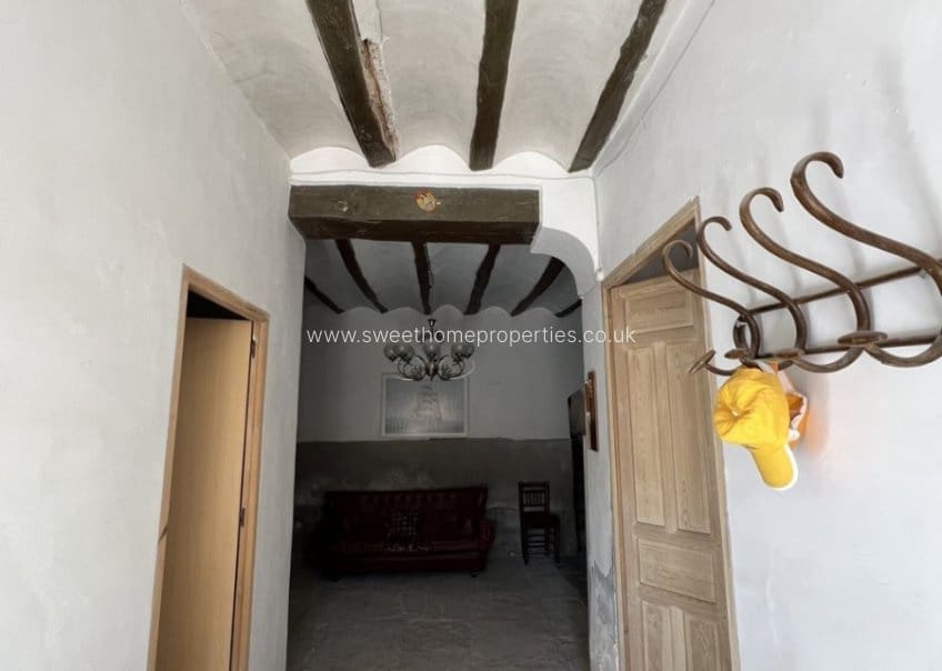 6 bedroom Finca/Country House for sale in Pinoso with garage - € 90,000 (Ref: 9831959)