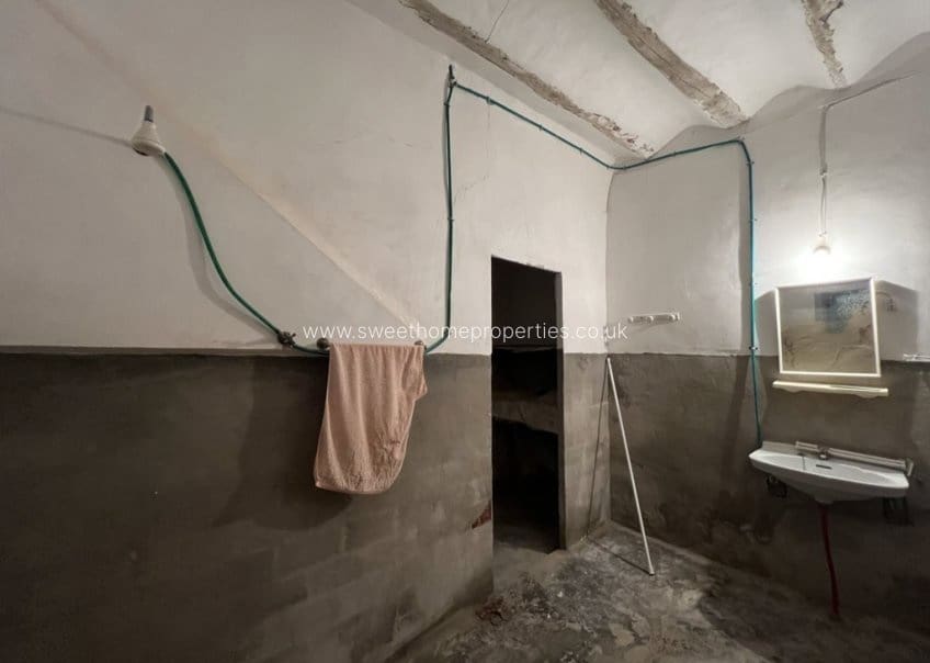 6 bedroom Finca/Country House for sale in Pinoso with garage - € 90,000 (Ref: 9831959)
