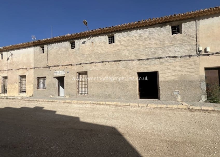 6 bedroom Finca/Country House for sale in Pinoso with garage - € 90,000 (Ref: 9831959)