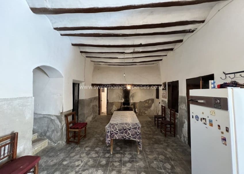 6 bedroom Finca/Country House for sale in Pinoso with garage - € 90,000 (Ref: 9831959)