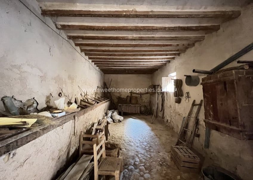 6 bedroom Finca/Country House for sale in Pinoso with garage - € 90,000 (Ref: 9831959)